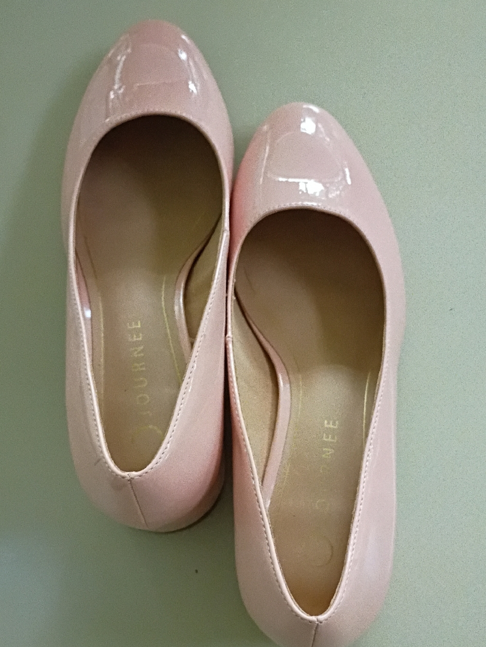 Journee Collection Pale Pink Patent Round-Toe Heels - Picture 2 of 5